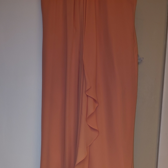 Beautiful peach gown - Picture 2 of 4